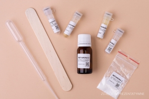 A brightening and whitening serum with vitamin C and darkout