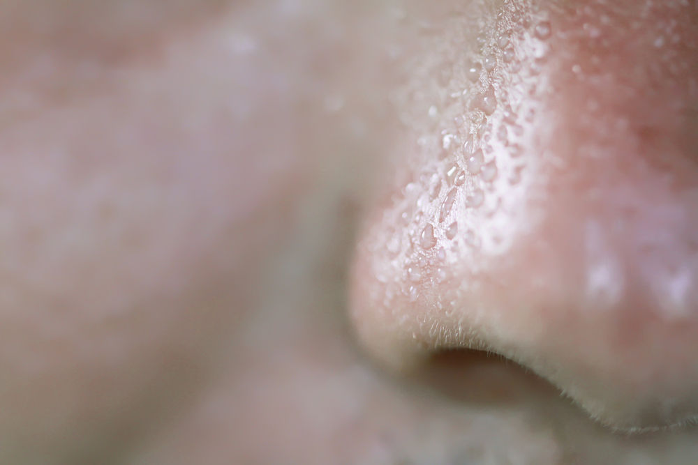 Niacynamid w walce z cerą tłustą – regulacja wydzielania sebum i inne właściwości
